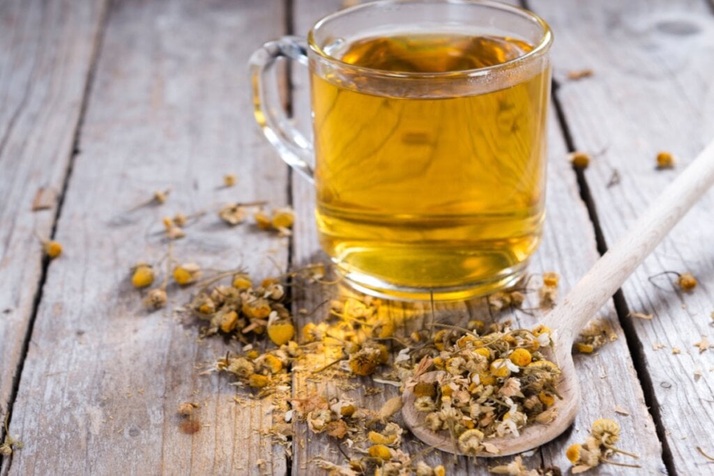 Ch&aacute; de boldo com erva-doce e camomila (Imagem: HandmadePictures | Shutterstock)