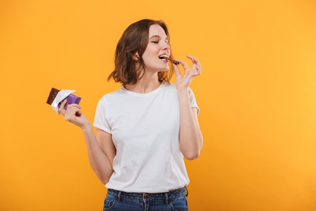 O consumo regular de chocolate amargo melhora a memória e até a fluência verbal (Imagem: Dean Drobot | Shutterstock)