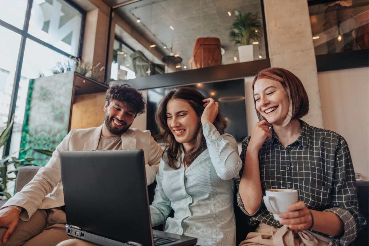 Ambiente de trabalho amistoso eleva o desempenho dos profissionais (Imagem: Gorgev | Shutterstock)