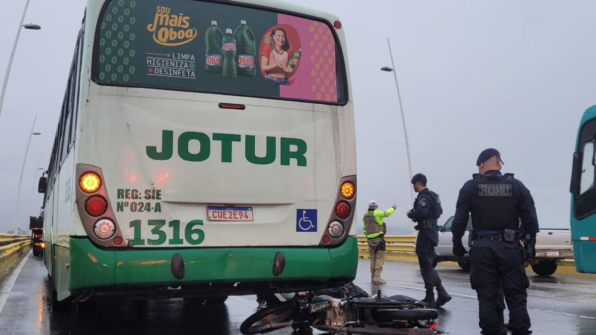 Colisão de moto com ônibus deixa Ponte Pedro Ivo, em Florianópolis, bloqueada