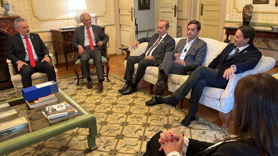 Comitiva catarinense apresenta atrativos de SC a embaixador brasileiro e empresários portugueses
