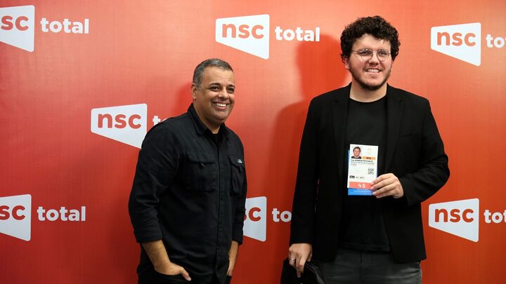 Correspondente da NSC recebe credencial para Paris 2024 (Foto: Lucas Amorelli, NSC Total)