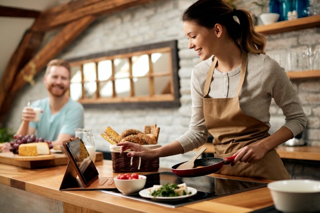 Optar por uma hospedagem que ofereça cozinha ajuda a evitar gastos com alimentação (Imagem: Drazen Zigic | Shutterstock)