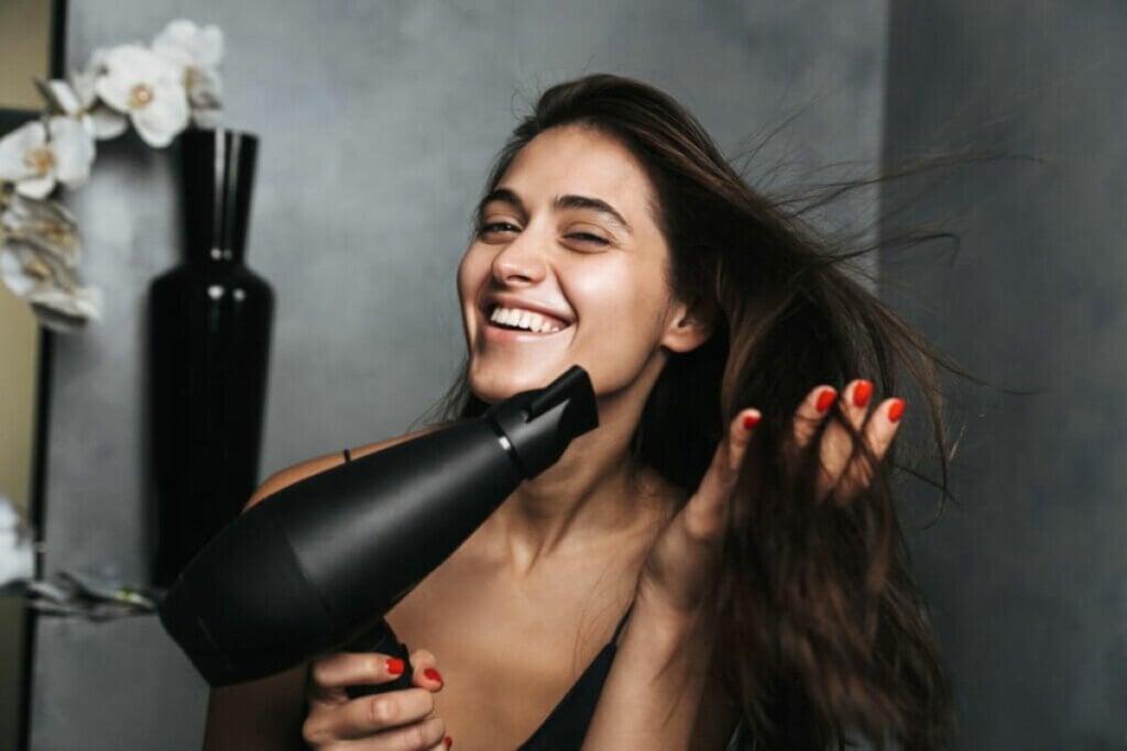 É possível usar secador e chapinha em mega hair natural (Imagem: Shift Drive | Shutterstock)