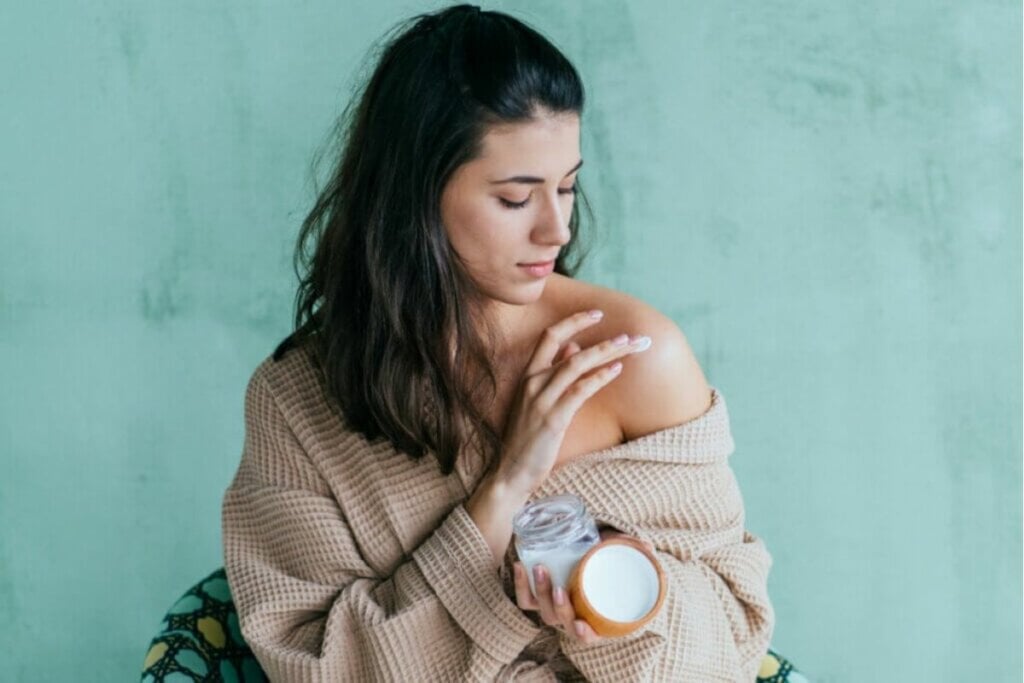 Aplicar creme em todo o corpo &eacute; importante para manter a pele saud&aacute;vel (Imagem: Iryna Inshyna | Shutterstock)