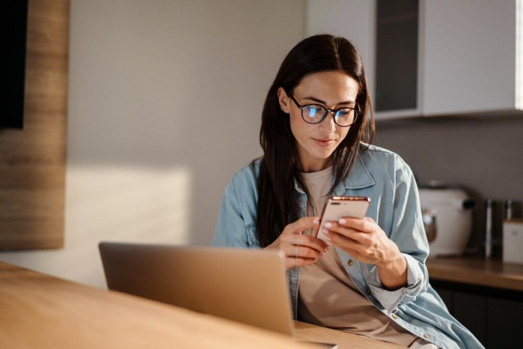 Consultar o perfil das empresas na internet é uma estratégia eficaz para evitar cair em golpes (Imagem: Dean Drobot | Shutterstock)