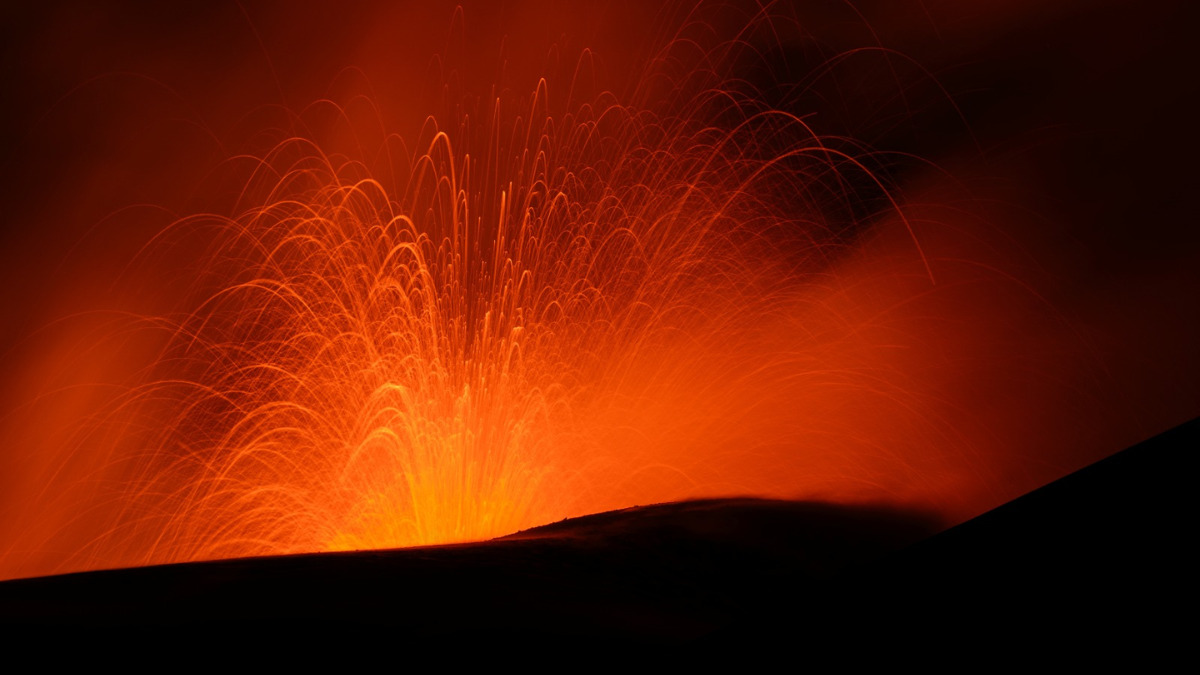 Maior vulcão da Europa, Etna entra em erupção e faz aeroporto suspender voos