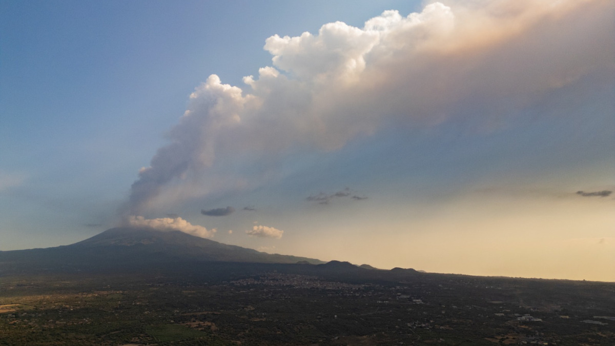 Maior vulcão da Europa, Etna entra em erupção e faz aeroporto suspender voos