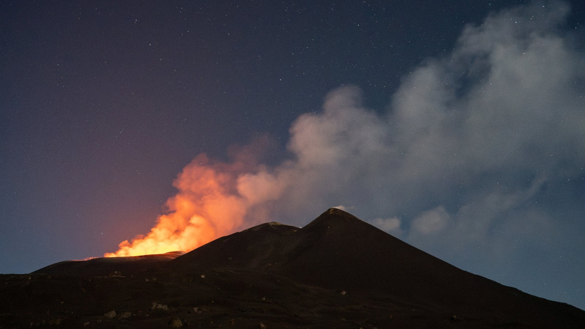 Maior vulcão da Europa, Etna entra em erupção e faz aeroporto suspender voos