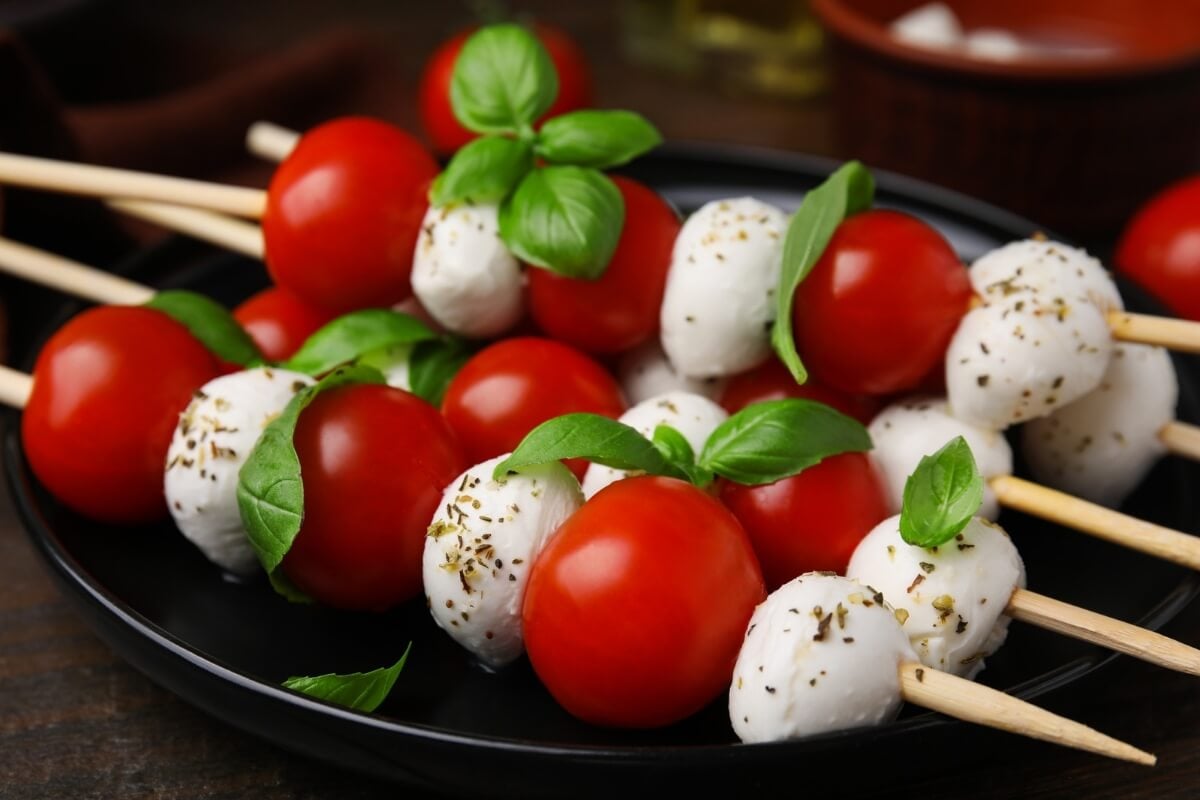 Espetinho caprese (Imagem: New Africa | Shutterstock)