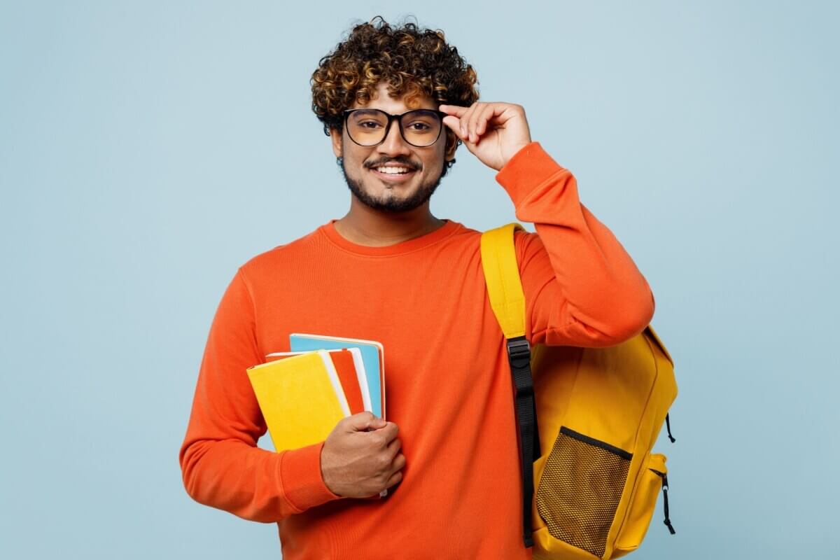 Os estudantes retornam às rotinas escolares no segundo semestre de 2024, intensificando os estudos para os vestibulares (Imagem: ViDI Studio | Shutterstock)