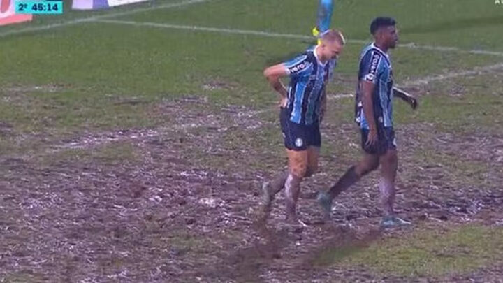 Gramado da Arena Condá durante partida entre Grêmio e Vasco (Foto: Reprodução, sportv)