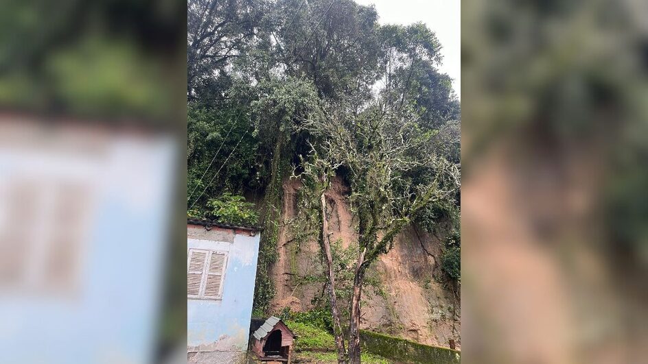 Risco de deslizamento provoca retirada de famílias no Sul do Estado.