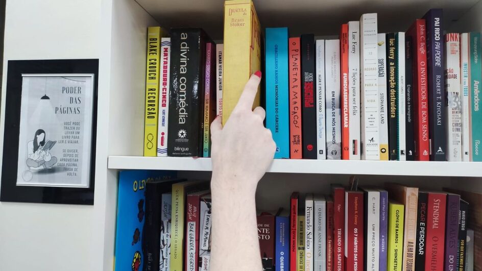 Fórum Nereu Ramos disponibiliza estante de livros em Lages.