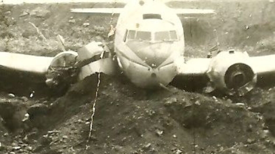 Foto 1 Imagem frontal da aeronave após o acidente em solo catarinense, Acervo Júlio Gomes.