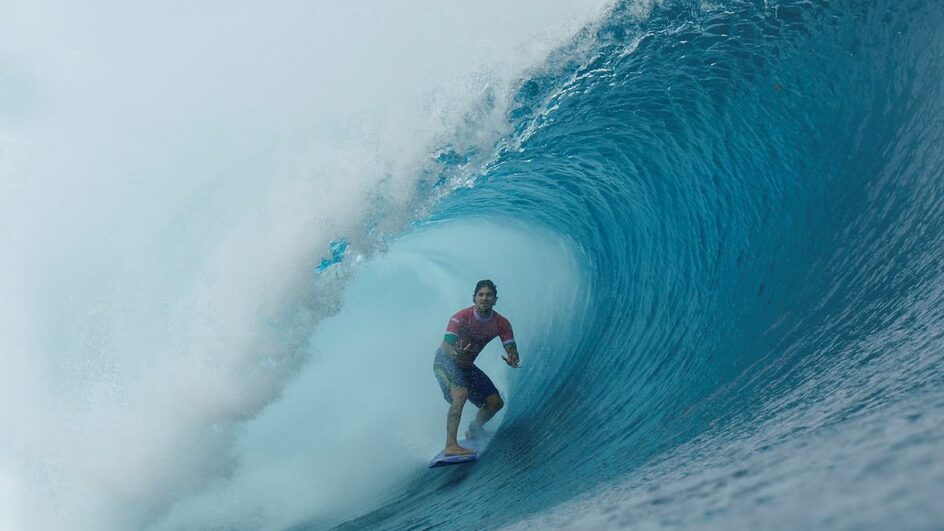 Gabriel Medina saindo do tubo pedindo a nota 10 (Foto: Ben Thouard, Pool via REUTERS)