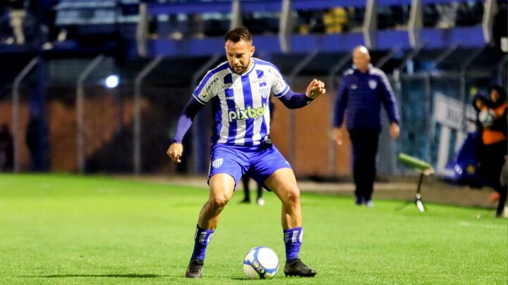 Meia Giovanni foi alvo de críticas depois da derrota do Avaí para o Novorizontino (Foto: Frederico Tadeu, Avaí FC)