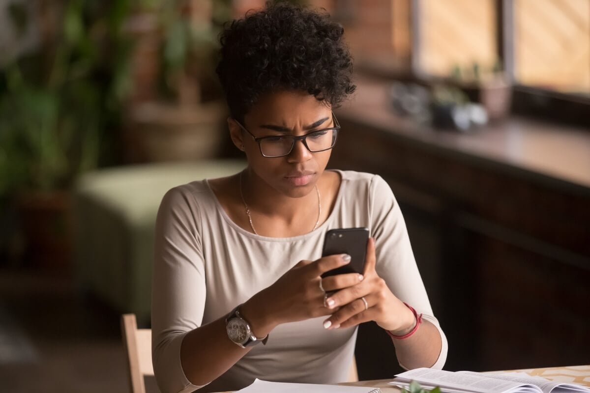 Golpistas se aproveitam do sonho dos trabalhadores por uma vaga de emprego para enganá-los (Imagem: fizkes | Shutterstock)