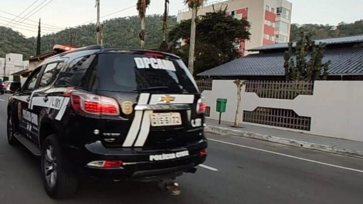 Delegacia da Mulher de Jaraguá do Sul prendeu um homem após ele ameaçar sua companheira na frente da delegacia.