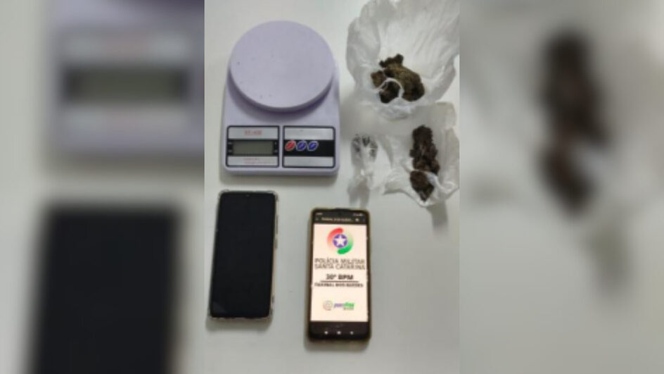 Homem é preso após oferecer maconha a policiais militares durante abordagem em SC