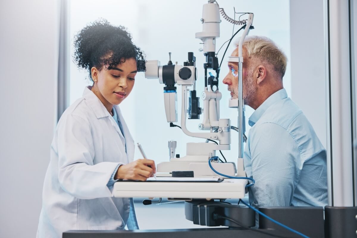 Cerca de 50 milhões de brasileiros têm doenças oculares, sendo muitas evitáveis com cuidados e tratamento precoce (Imagem: PeopleImages.com - Yuri A | Shutterstock)