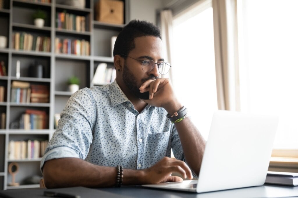 Mesmo após sair da empresa, a confidencialidade continua sendo importante (Imagem: fizkes | Shutterstock)