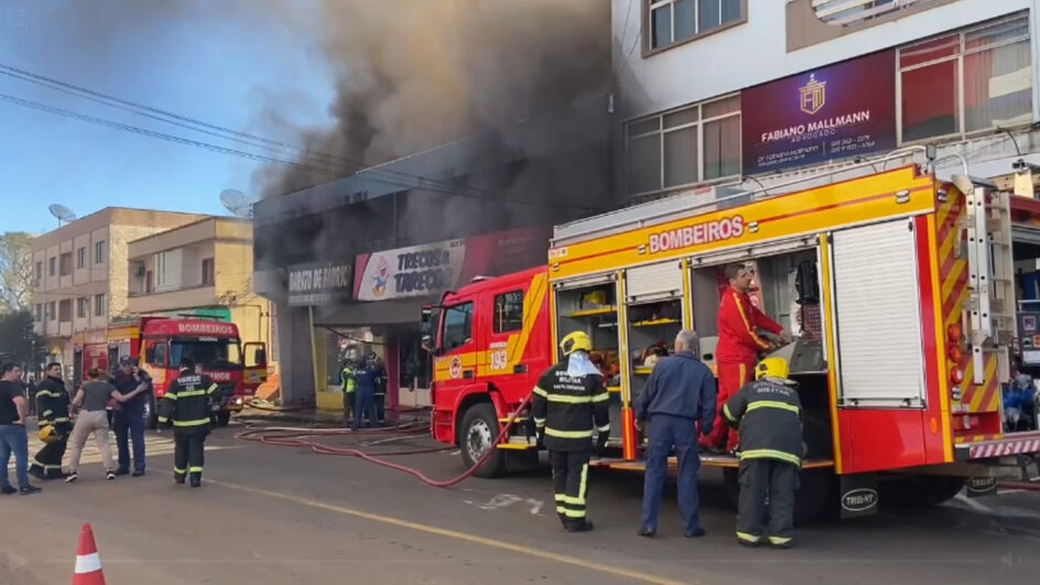 Incêndio de grandes proporções atinge centro de cidade do Extremo-Oeste de SC