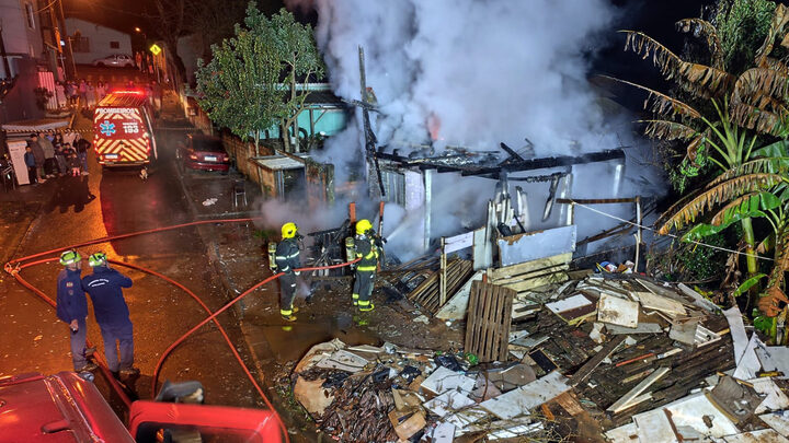 Incêndio destrói casa e obriga homem a pular do segundo andar no Oeste de SC