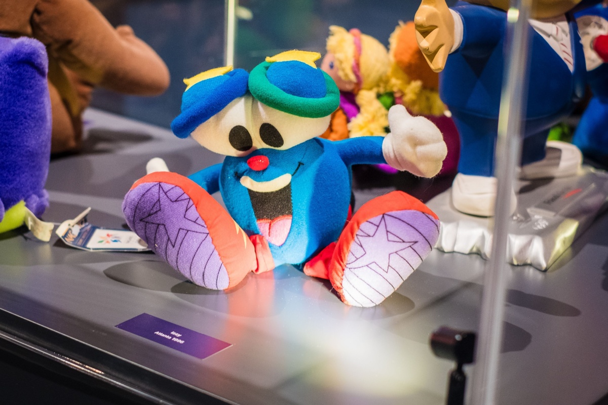 Boneco Izzy, o mascote dos Jogos Olímpicos de Atlanta 1996