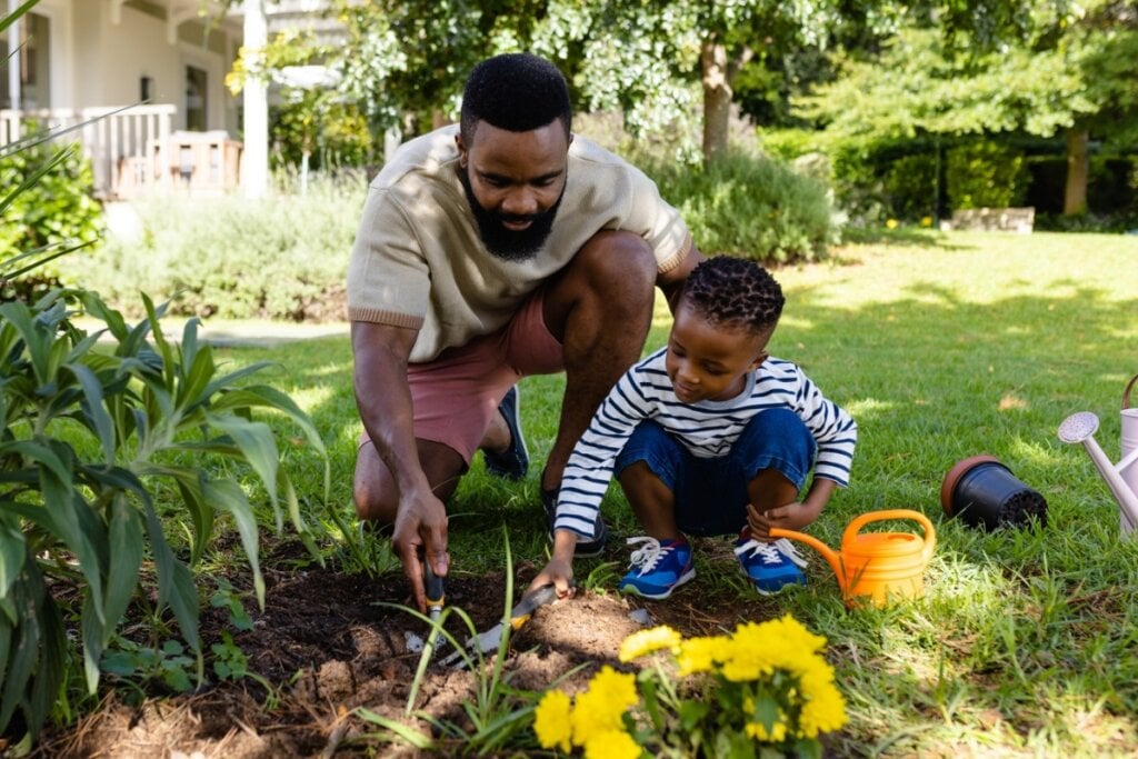 Plantar um jardim ajuda as crianças a entenderem os conceitos básicos de biologia (Imagem: wavebreakmedia | Shutterstock)