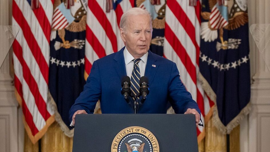 Joe Biden tem candidatura à reeleição sob questionamentos após desempenho em debate e gafes públicas