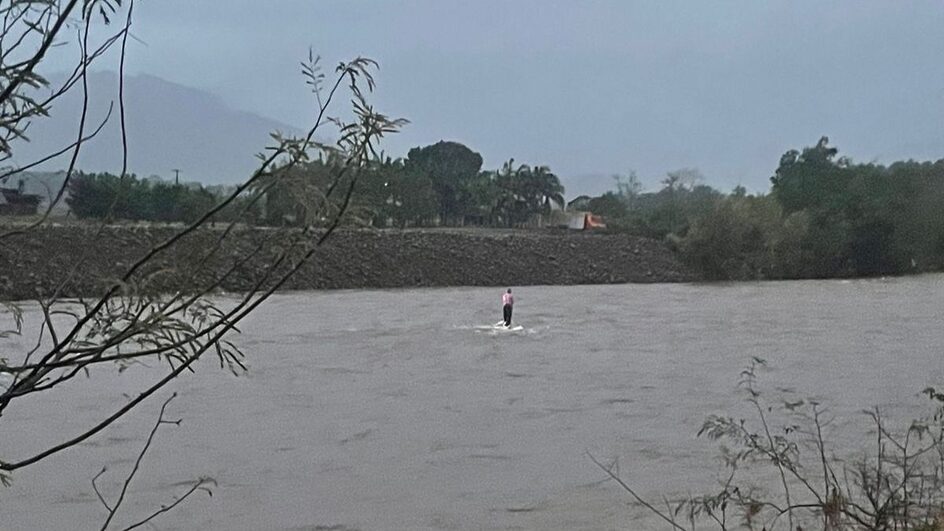 Sul de SC registrou o salvamento de uma pessoa ilhada em cima do próprio veículo