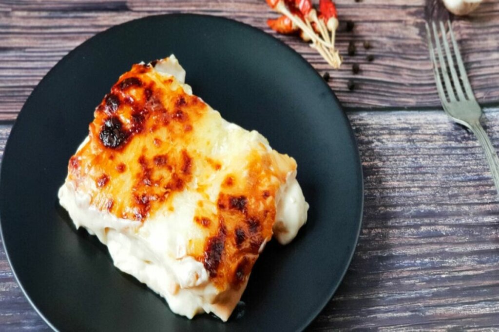 Lasanha ao molho branco (Imagem: GK1982 | Shutterstock)