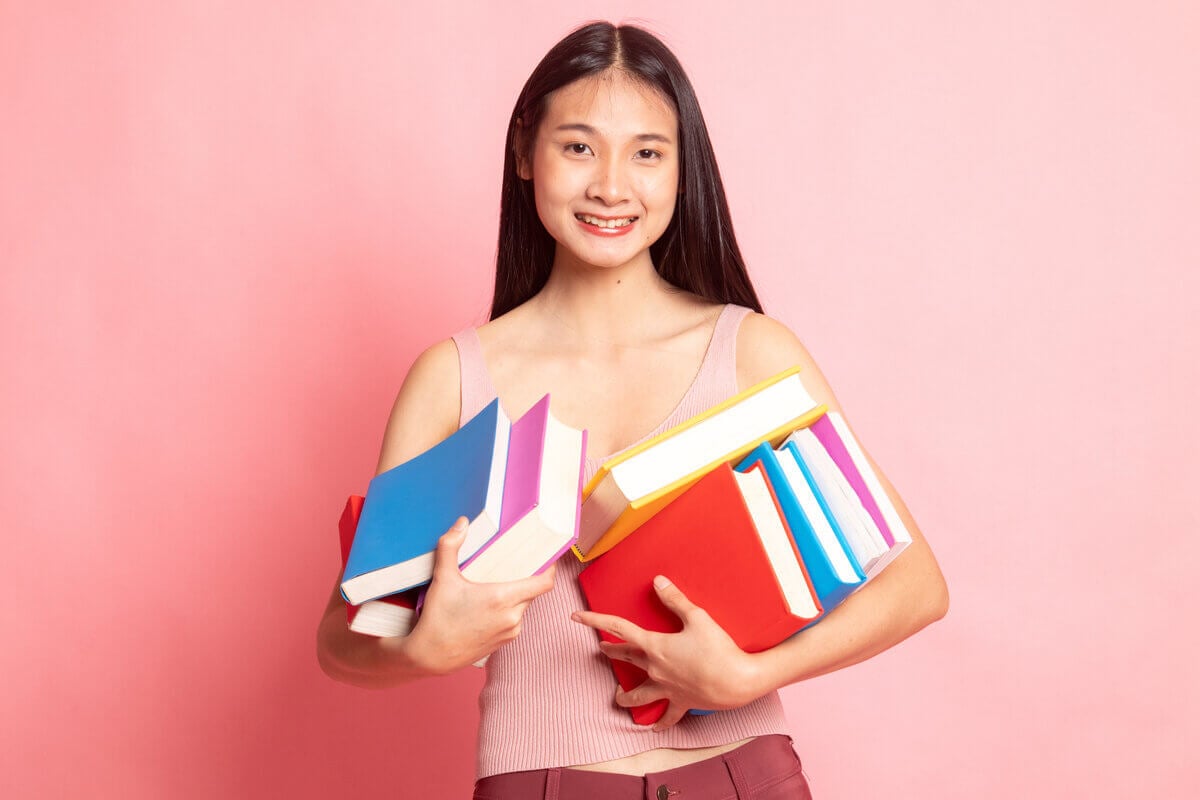 Estabelecer o hábito da leitura é fundamental para a saúde cognitiva e amplia a capacidade criativa (Imagem: Halfbottle | Shutterstock)