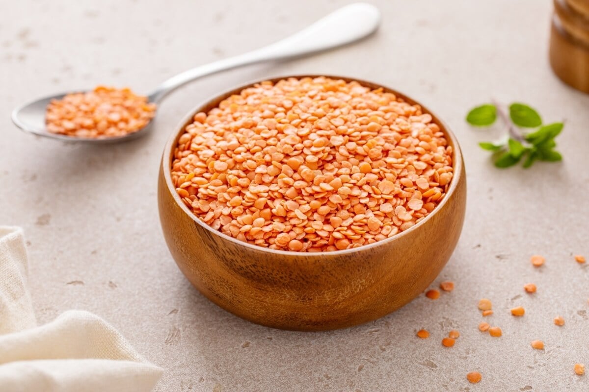Ricas em nutrientes essenciais para o organismo, a lentilha promove a saúde geral do corpo (Imagem: Elena Veselova | Shutterstock)