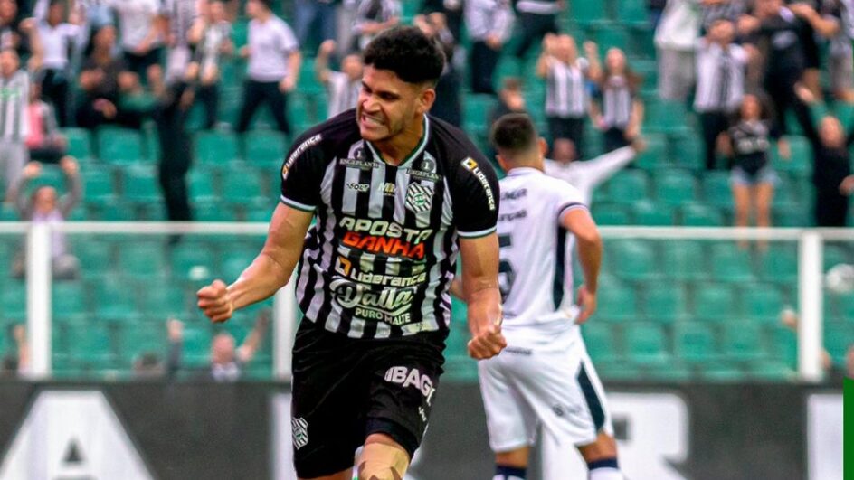 Léo Baiano comemora gol marcado pelo Figueirense (Foto: Figueirense, X, Reprodução)