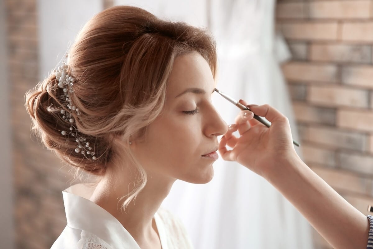 Manter alguns cuidados com a pele prolonga a duração da maquiagem de casamento (Imagem: Sofia Zhuravetc | Shutterstock)
