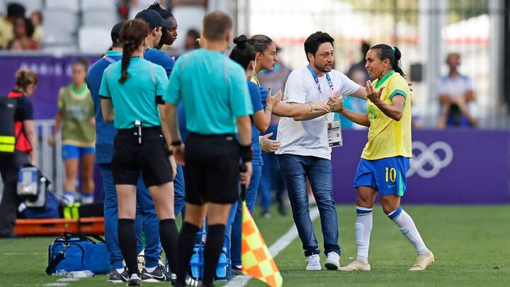 Marta deixa o campo após expulsão (Foto: : Rafael Ribeiro, CBF)