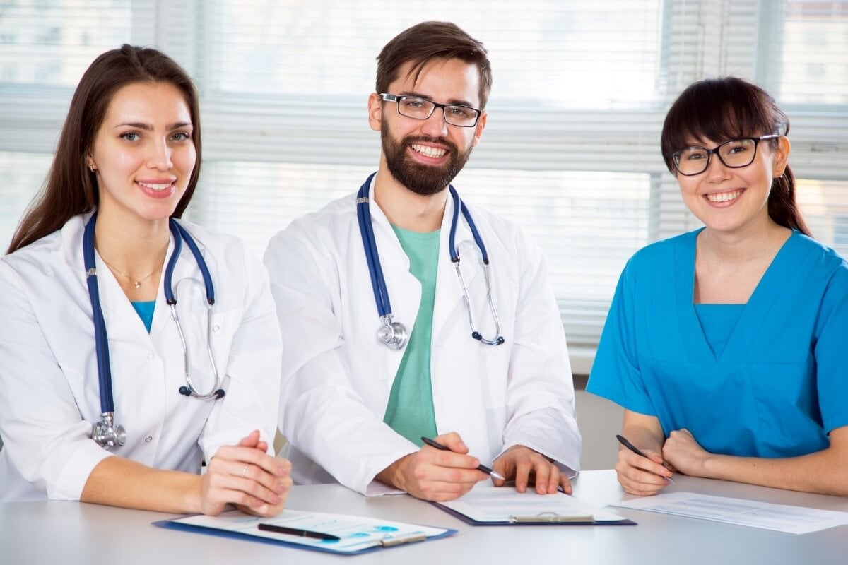 Algumas áreas da medicina que demandam mais complexidade tendem a ser mais valorizadas (Imagem: Konstantin Chagin | Shutterstock)