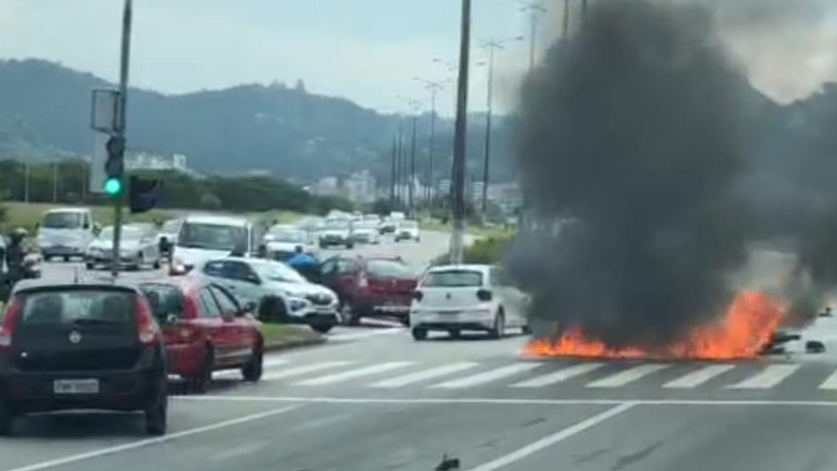 Moto pega fogo após colidir contra carro e deixa a Via Expressa Sul, em Florianópolis, bloqueada