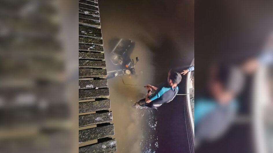 Moto usada em fuga com malote de dinheiro roubado é achada dentro do mar em Florianópolis
