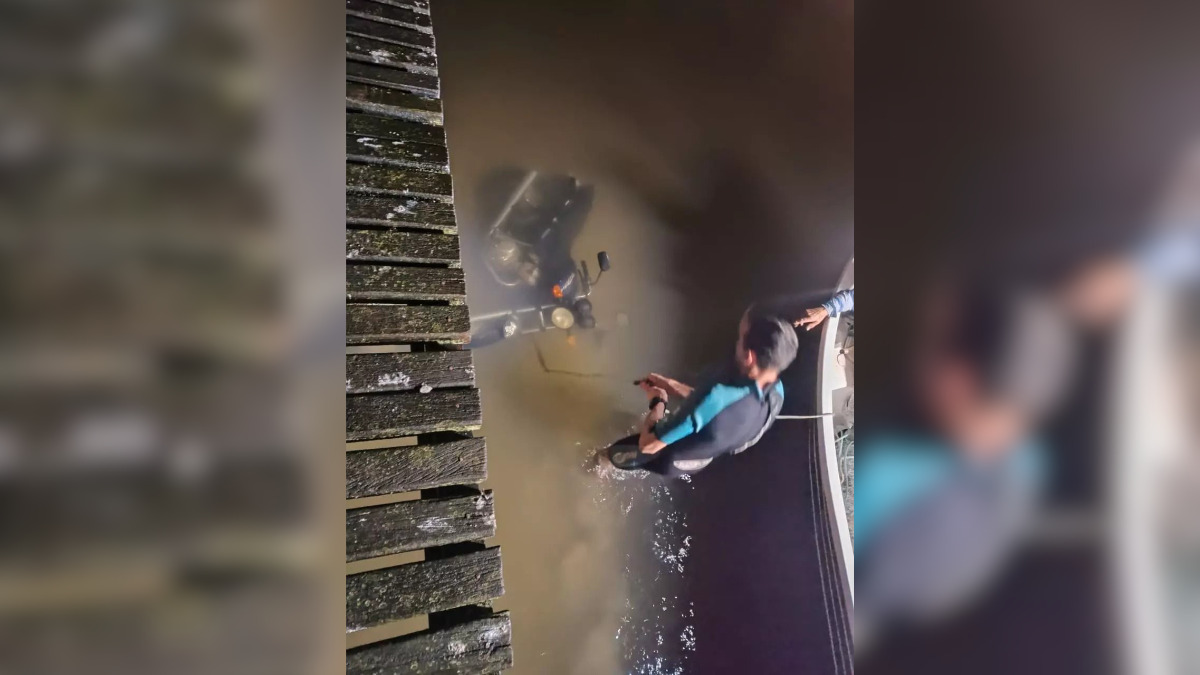 Moto usada em fuga com malote de dinheiro roubado é achada dentro do mar em Florianópolis