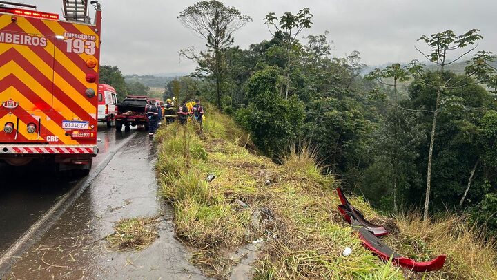 Acidente no Sul de SC deixa um jovem morto após cair de ribanceira.