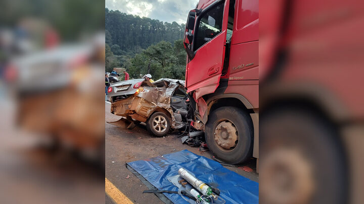 Mulher grávida morre em acidente entre carro e caminhão no Oeste de SC