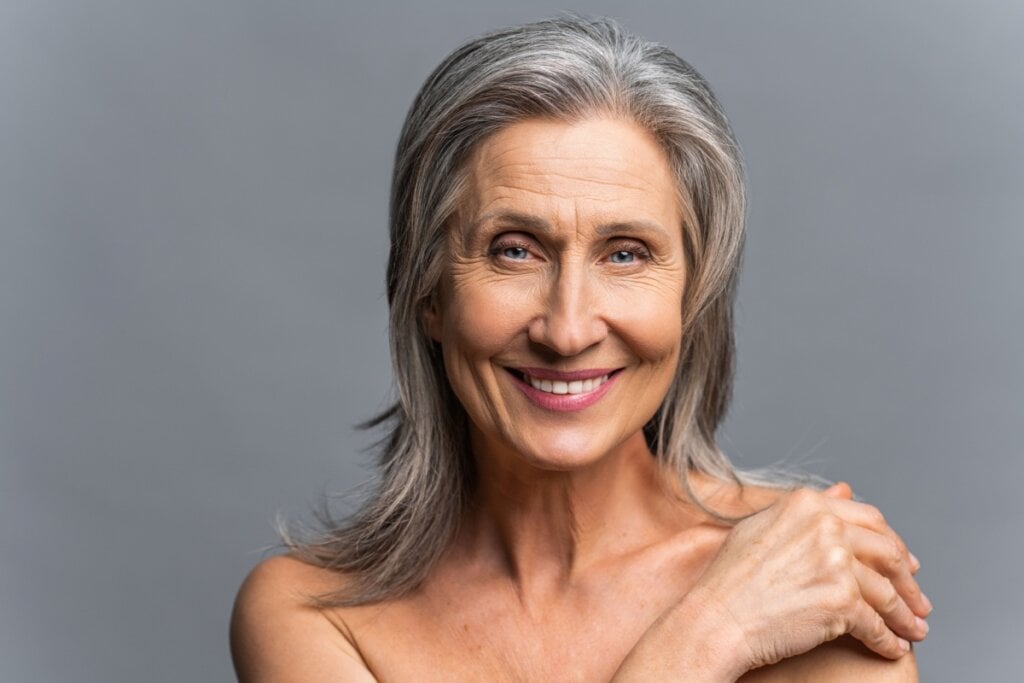 A flacidez e as rugas aumentam aos 60 anos, exigindo outros procedimentos na pele (Imagem: Vadym Pastukh | Shutterstock)