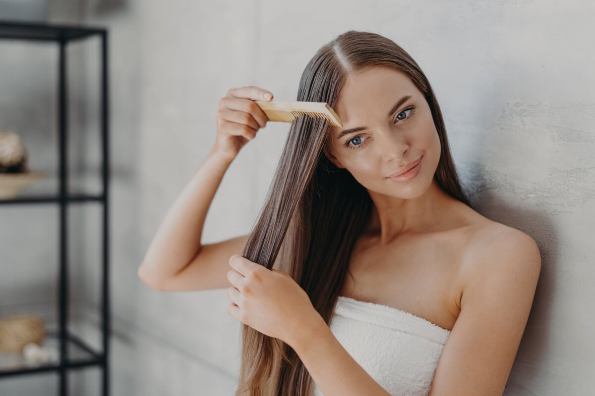 A queda de cabelo em mulheres pode ser causada por fatores diversos (Imagem: vk_st | Shutterstock)