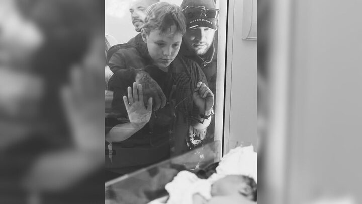Neymar e Amanda Kimberly publicam foto da filha Helena (Foto: neymarjr, Instagram, Reprodução)