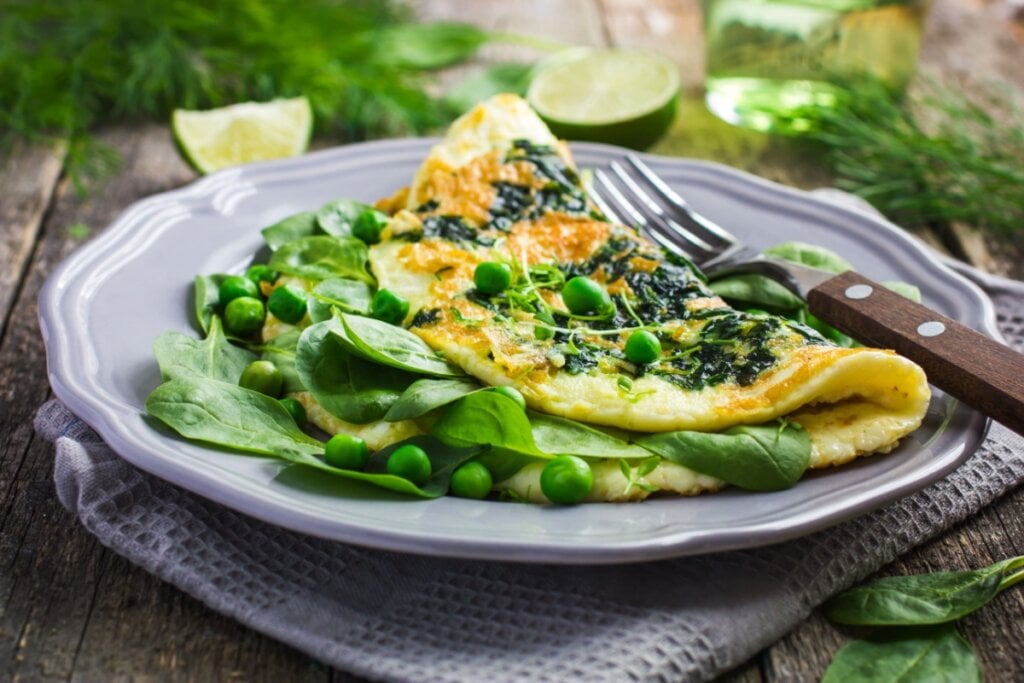 Omelete de ervilha e espinafre (Imagem: Anna Shepulova | Shutterstock)