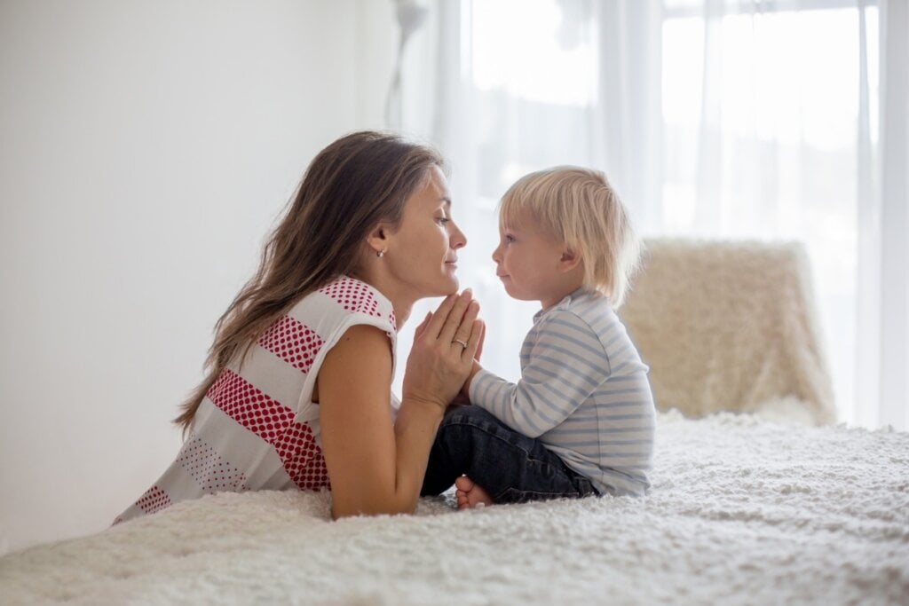 Orações à Santa Ana também clamam pela proteção dos filhos (Imagem: Tomsickova Tatyana | Shutterstock)