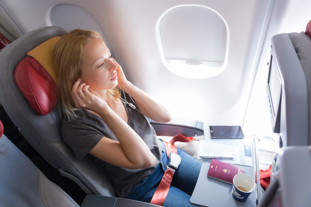 Truques simples ajudam a driblar a dor de ouvido causada pela pressão durante as viagens de carro e avião (Imagem: Matej Kastelic | Shutterstock)